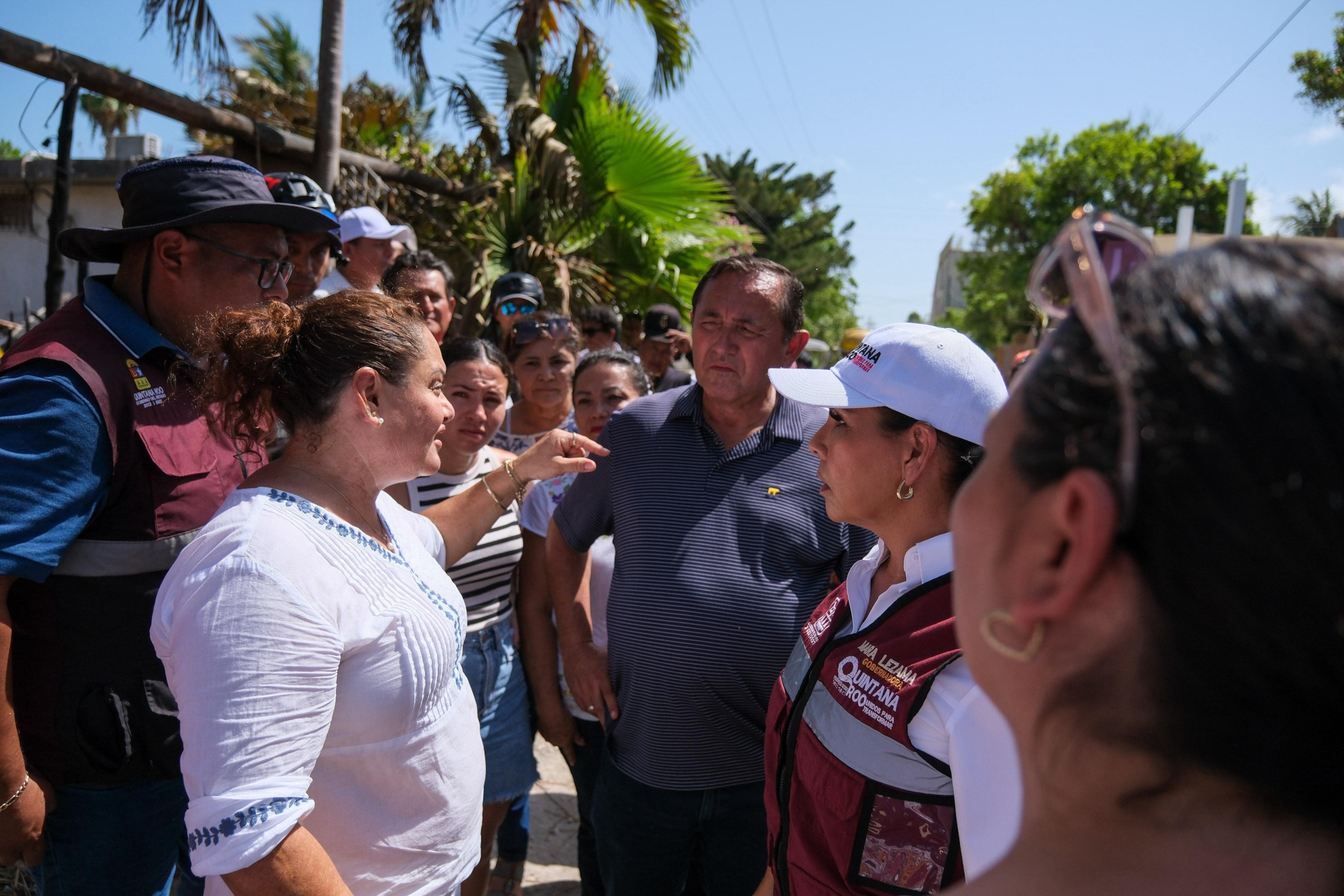 Recorre Mara Lezama inmuebles afectados en Holbox tras incendio y atiende de forma directa a afectados