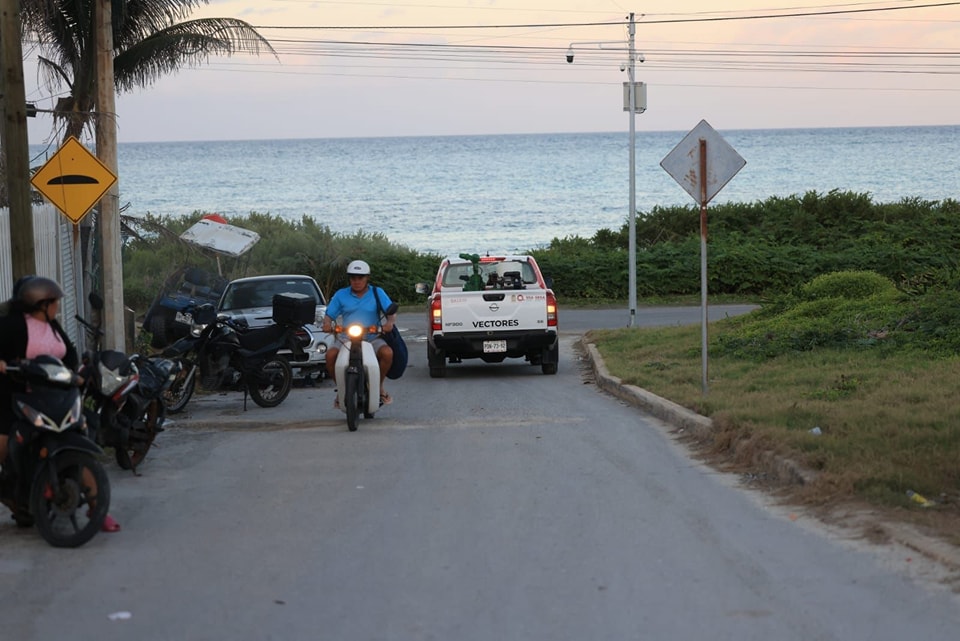Redoblan acciones de nebulización para combatir el dengue en Isla Mujeres
