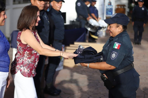 Juanita Alonso hace entrega de equipo policial a elementos de Seguridad Pública