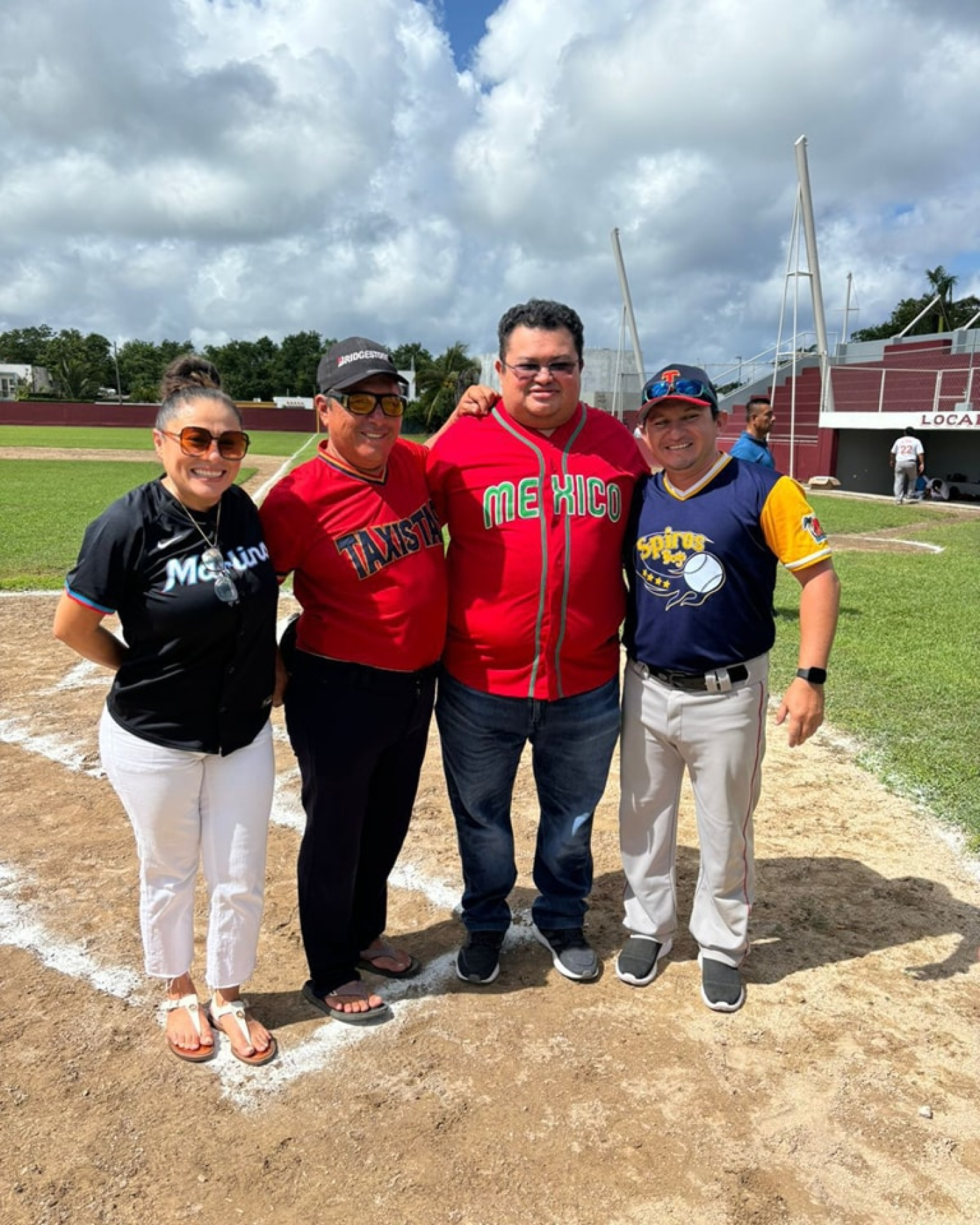 Lanza José Luis Chacón pelota inaugural de la Liga Municipal de Béisbol