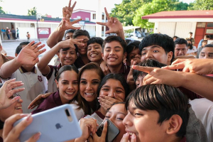 Mara Lezama entrega domo a estudiantes de la secundaria técnica No. 31 en Cancún