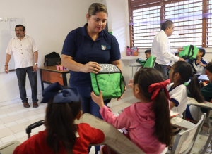 Entrega Gobierno de Puerto Morelos kits con loncheras y termos en escuelas de Leona Vicario