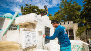 Ayuntamiento de Cozumel limpia panteones y se alista para celebración del Día de Muertos