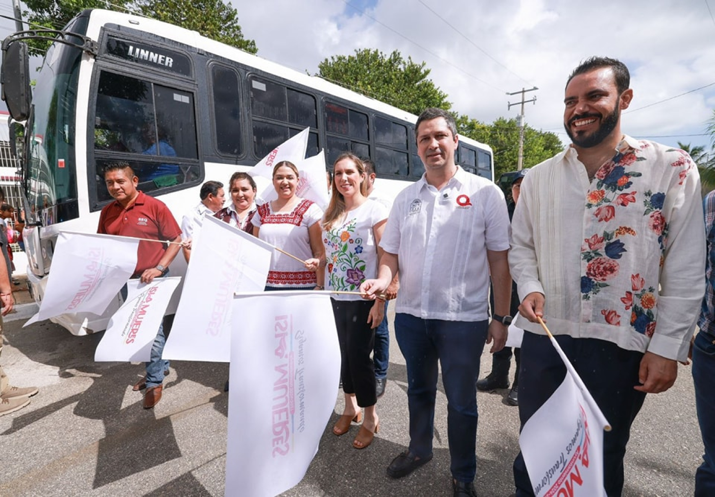 Atenea Gómez Ricalde da banderazo de salida a rutas de transporte urbano en Ciudad Mujeres