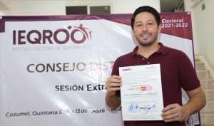Renán Sánchez Tajonar recibe constancia como candidato a diputado por Cozumel