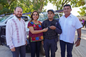 Entrega Mara Lezama patrullas para la seguridad en Bacalar en beneficio de la ciudadanía