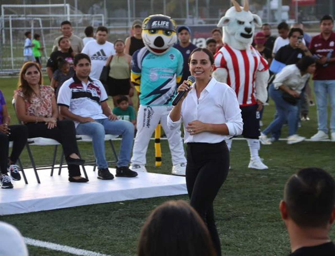 Inauguran Ana Paty Peralta y Mara Lezama unidad deportiva de la SM 21