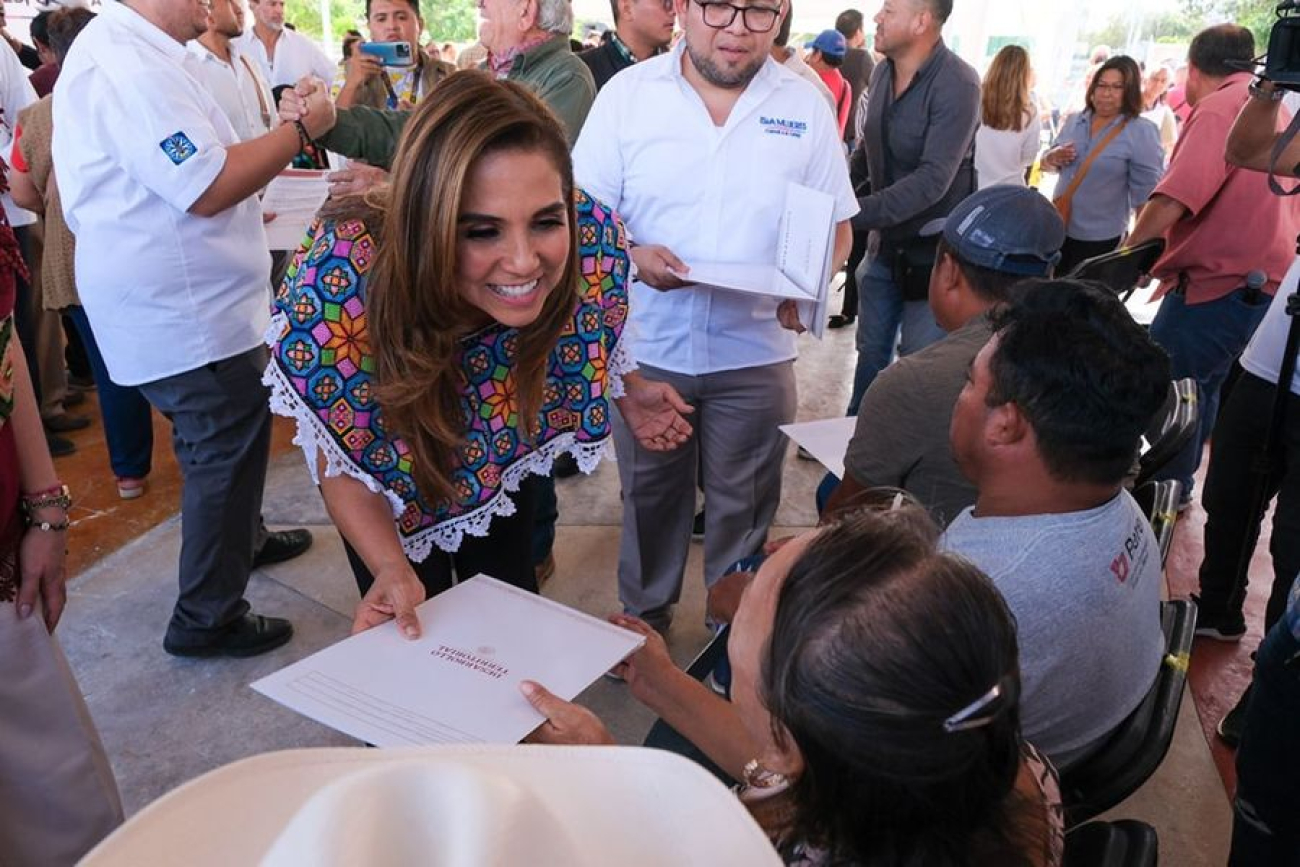 Mara Lezama entrega 224 títulos de propiedad en Isla Mujeres