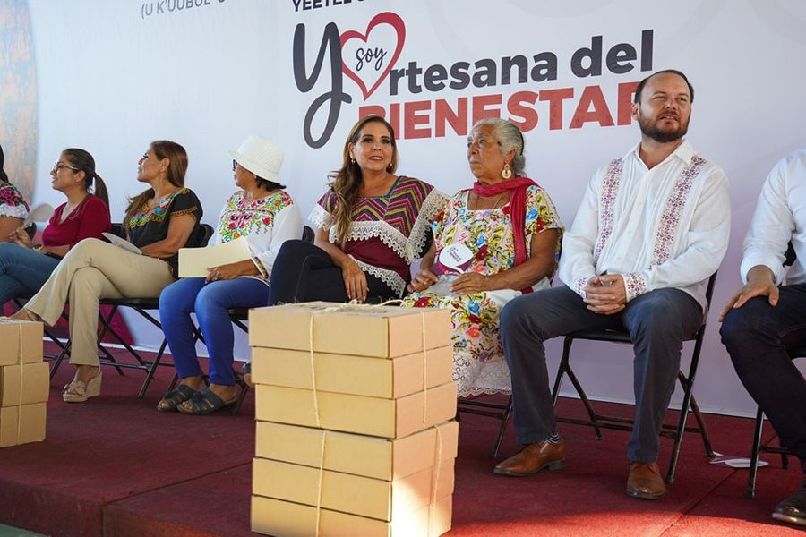 Entrega Mara Lezama más apoyos a artesanos y artesanas de Bacalar