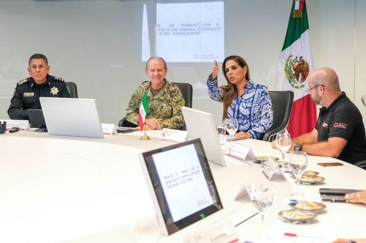 Mara Lezama revisa con la Marina, “Estrategia implementada contra el sargazo en Quintana Roo”