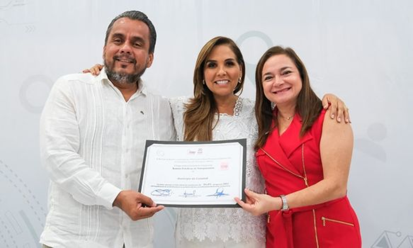 Juanita Alonso recibe reconocimiento por buenas prácticas en transparencia