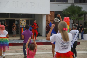 Comunidad LGBTQ+ participa en carrera “Tacones y Pelucas 2024”