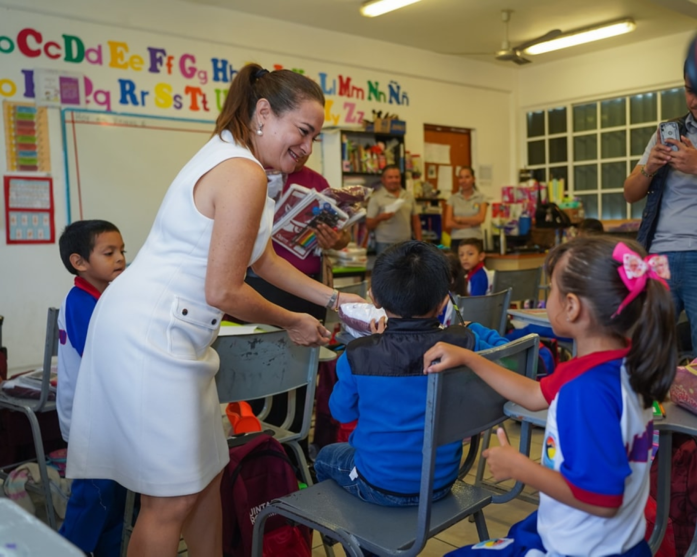 Juanita Alonso entrega apoyos escolares otorgados por el Estado a escuelas de nivel básico