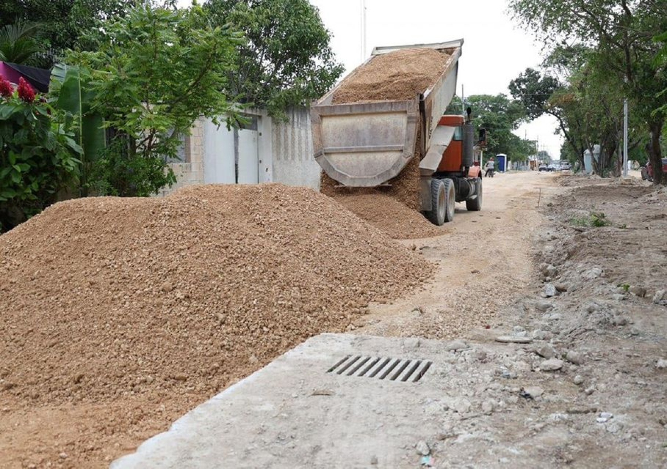 Familias cancunenses felices por el progreso en las obras de su colonia