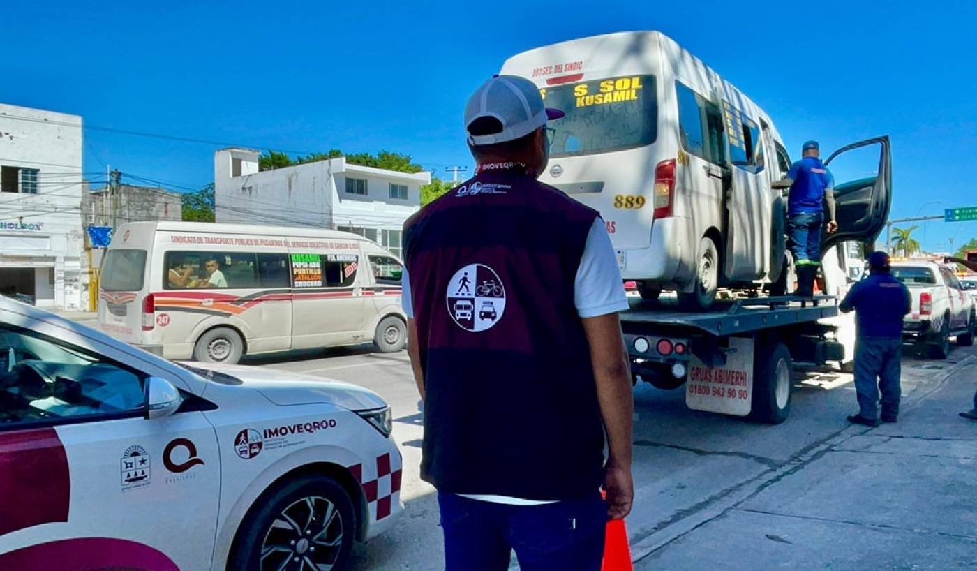 IMOVEQROO sanciona a conductor de combi por cargar gasolina con pasajeros abordo