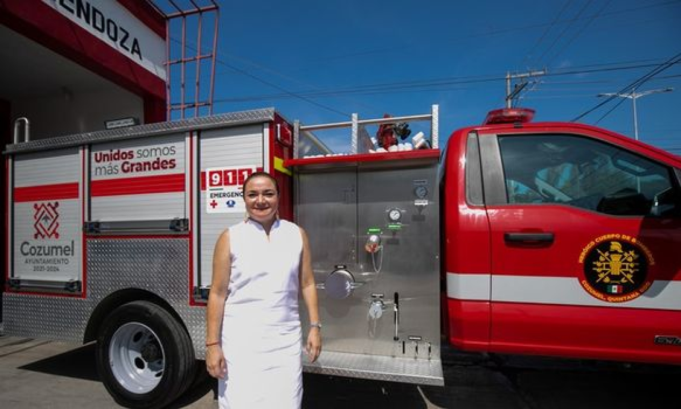 Juanita Alonso junto al patronato celebra al Heroico Cuerpo de Bomberos de Cozumel