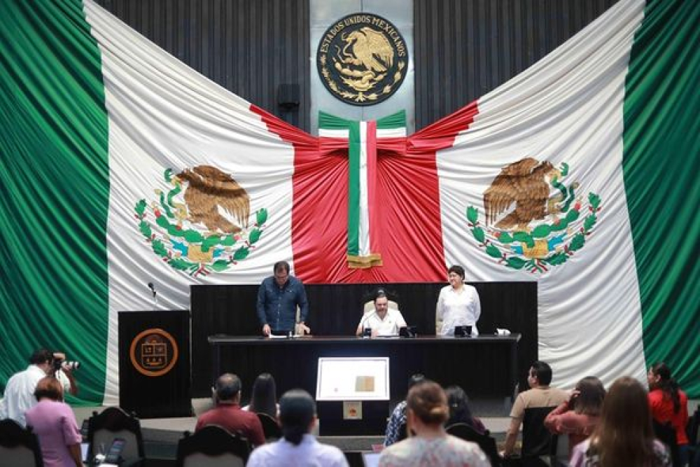 A chaleco, aprueba Congreso uso de casco y chaleco con número de placa, obligatorio