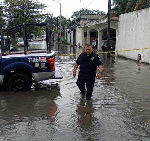 Apoya Policía Municipal en el cierre de calles donde el nivel de agua es muy alta