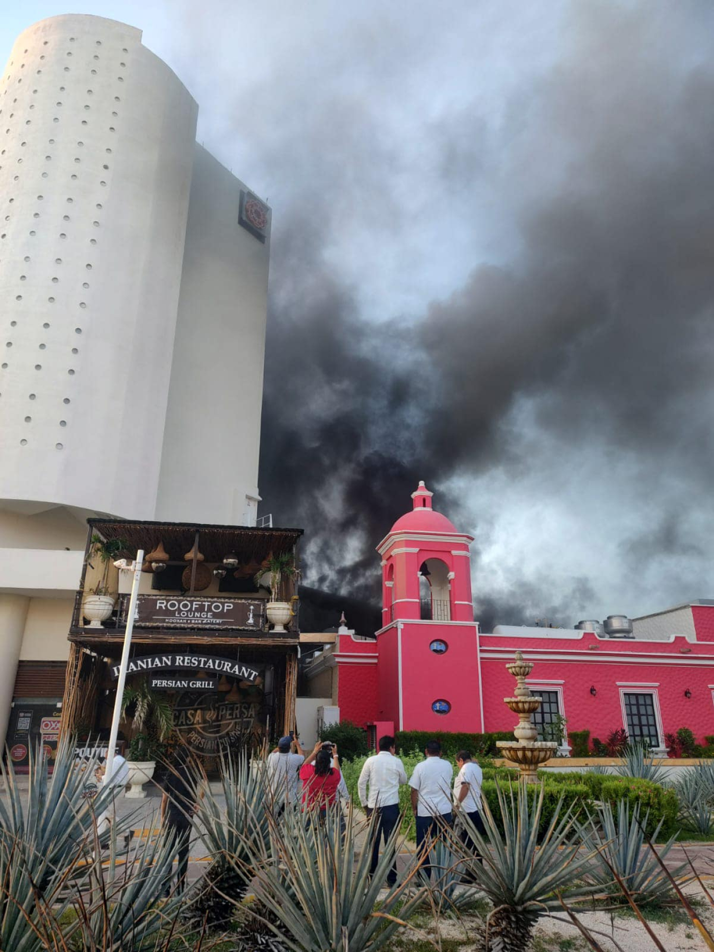 Desalojan turistas por incendio en el Hotel Kristal de Cancún