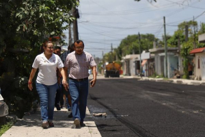 Juanita Alonso supervisa trabajos de pavimentación en colonia