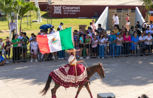 Juanita Alonso encabeza desfile por el 214 aniversario del Inicio de la  Independencia de México