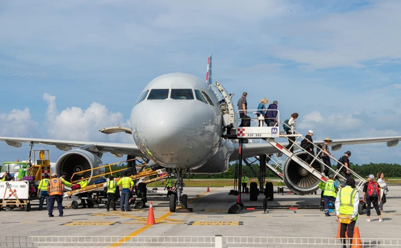 Chacón celebra la conectividad turística con el regreso de WestJet de Toronto a Cozumel