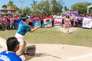 Juanita Alonso inaugura el torneo de sóftbol femenil “Lupita Lorenzo”