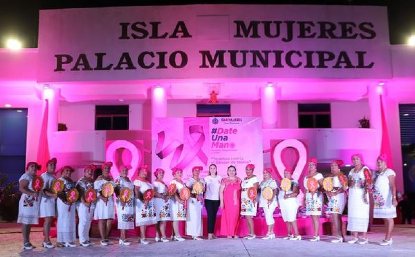 Isla Mujeres se ilumina de rosa para concientizar sobre la detección oportuna del cáncer de mama