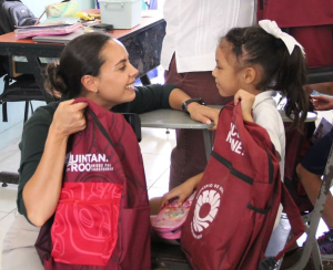 Ayuda Ana Paty Peralta en entrega de mochilas y útiles escolares de Gobierno del Estado