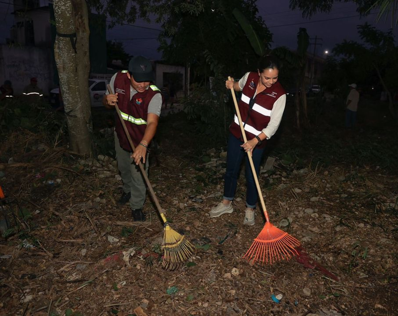 Ana Paty Peralta y vecinos de la SM 253 contribuyen por un Cancún limpio