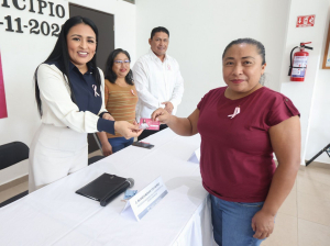 Entrega Blanca Merari pases para mastografías a mujeres de Puerto Morelos y Leona Vicario