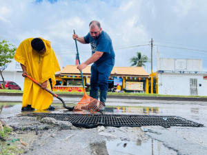 Chacón supervisa trabajos de limpieza y desazolve en Cozumel