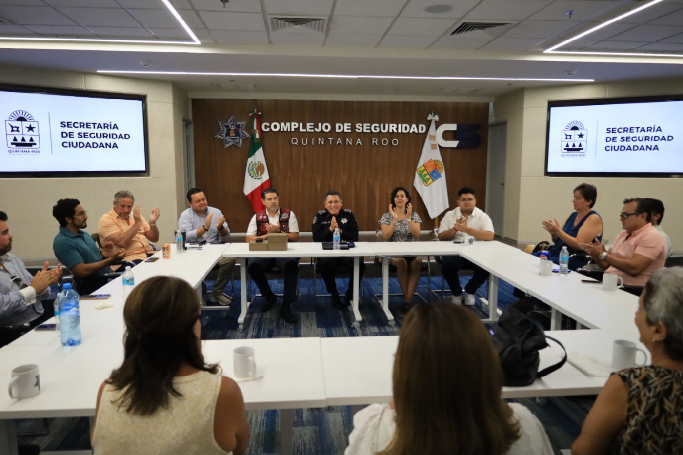 Recibe C5 a empresarios de Cozumel y recorren con autoridades de SSC su funcionamiento y operación