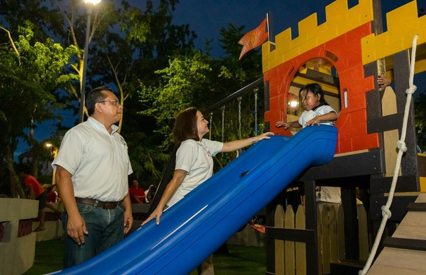 Juanita Alonso inaugura parque infantil en la Félix González Canto