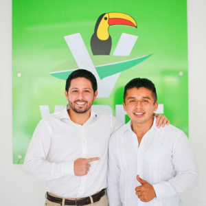 Renán Sanchez da la bienvenida al regidor cancunense Eduardo Kuyoc, quien se sumó a las filas del verde