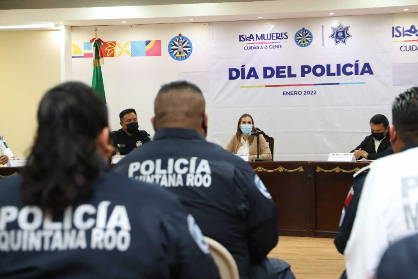 Entrega Atenea Gómez uniformes y reconocimientos a policías de Isla Mujeres