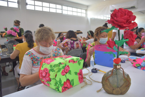 Inició el taller de flores de foamy organizado por la FPMC