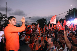 Roberto Marín presenta su candidatura por la presidencia de Cozumel ante el IEQROO