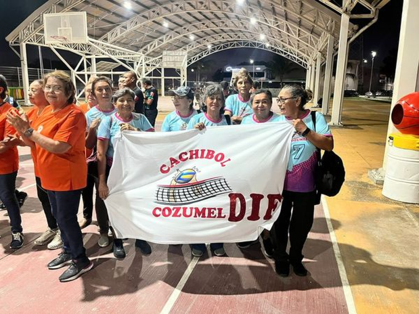 Adultos mayores participan en torneo nacional de cachibol en Ciudad del Carmen