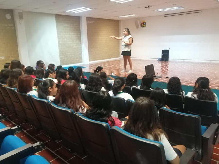 Inicia SEQ programa Ellas en la Ciencia para empoderar a las estudiantes