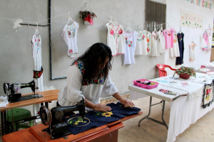 Mejoran condiciones productivas y comerciales de mujeres artesanas de Leona Vicario
