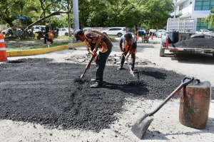 Continúa marchas forzadas el bacheo de calles y avenidas en Puerto Morelos