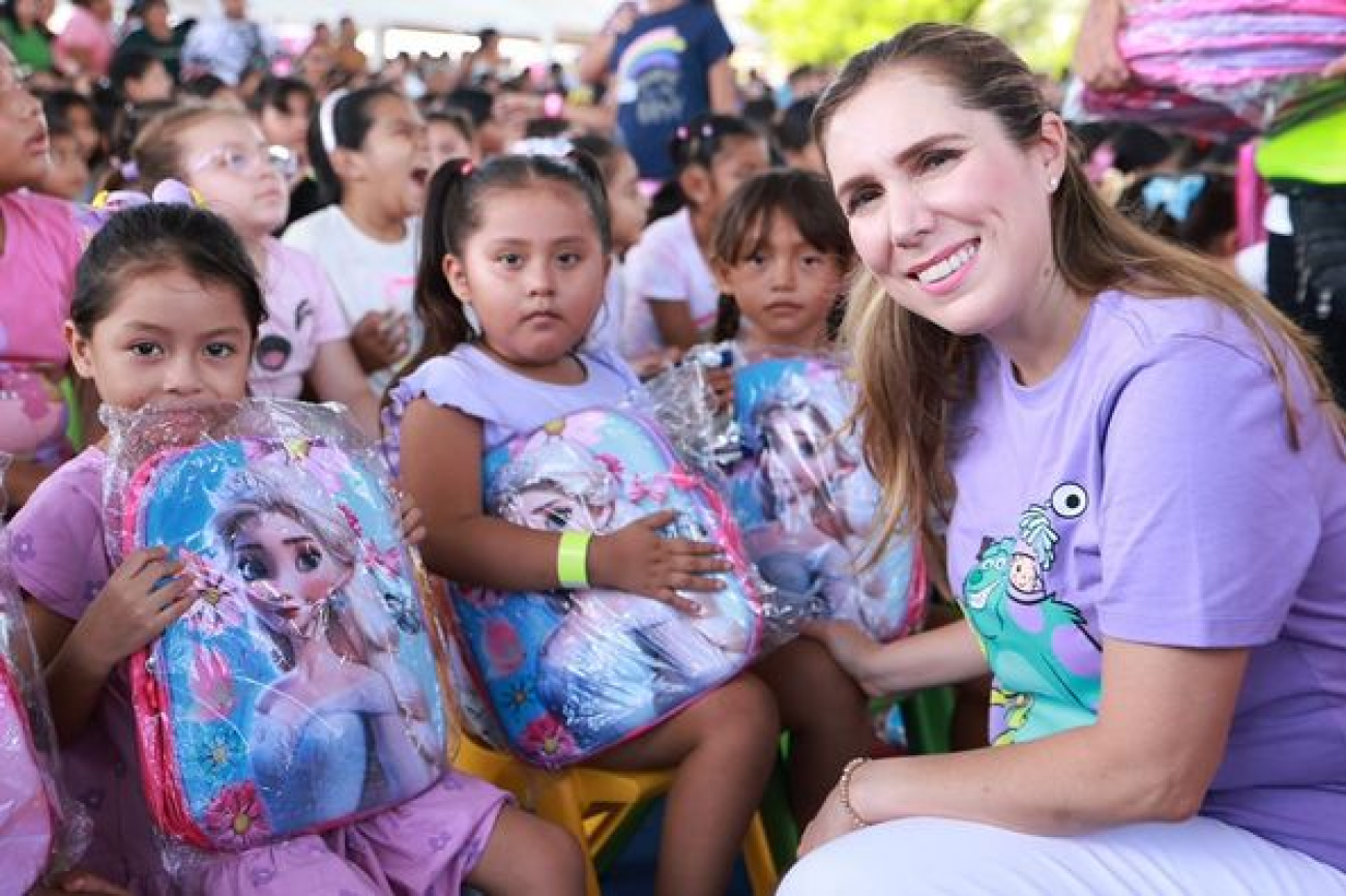 Atenea Gómez Ricalde entrega 4 mil mochilas nuevas en Isla Mujeres