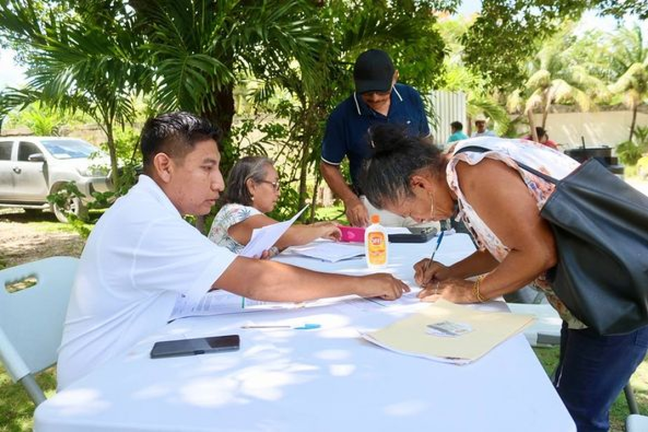 Entregan semillas de maíz a productores agrícolas y equipos para huertos en Puerto Morelos