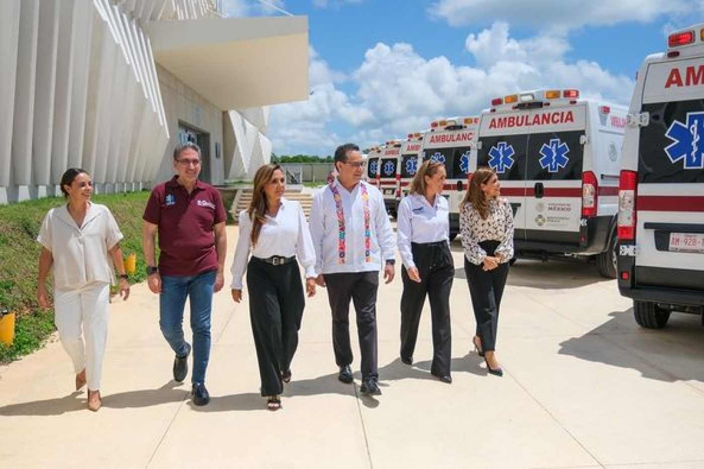Recibe Mara Lezama 31 ambulancias de urgencias y cuidados intensivos