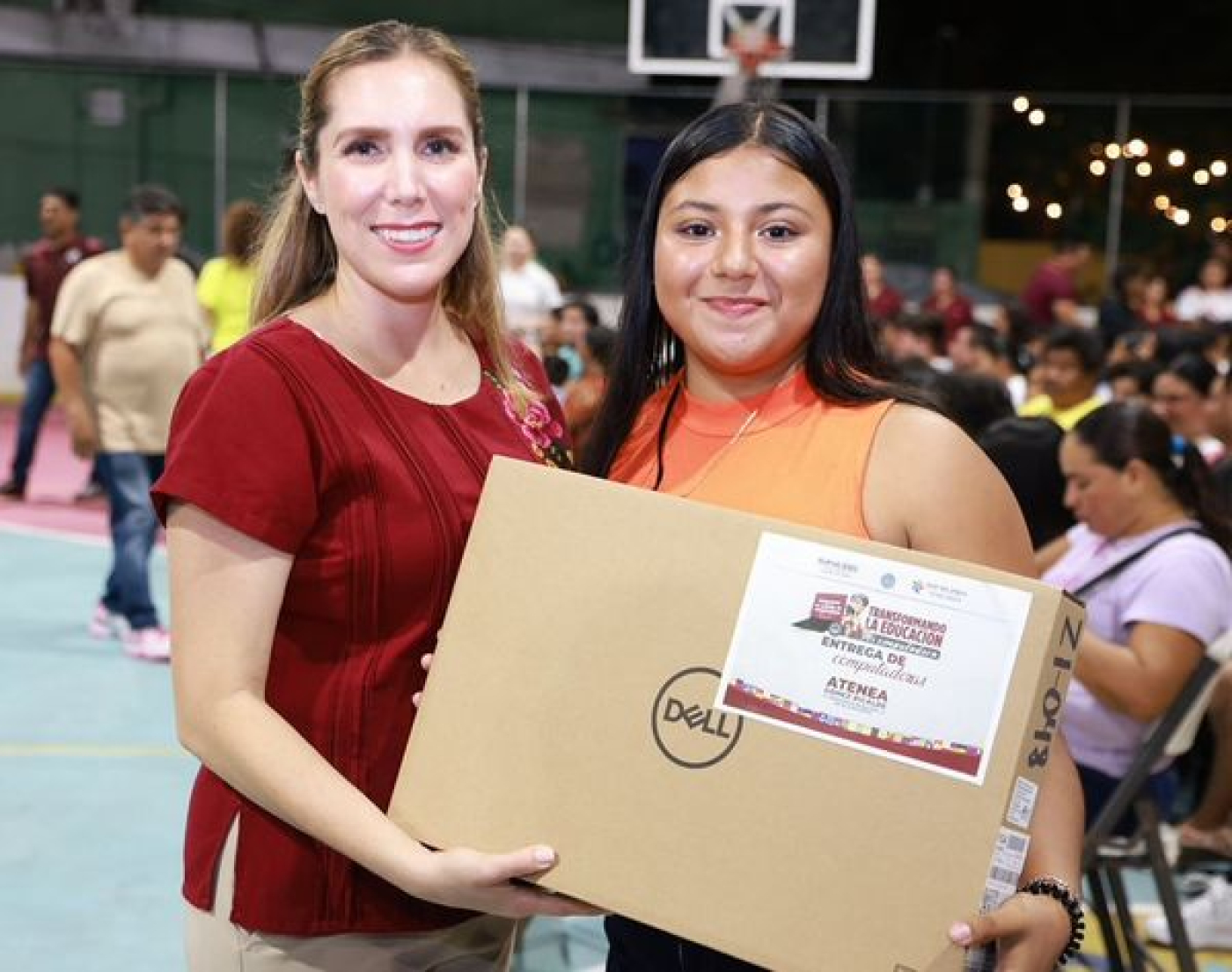 Atenea Gómez Ricalde entrega 300 computadoras a jóvenes de Isla Mujeres