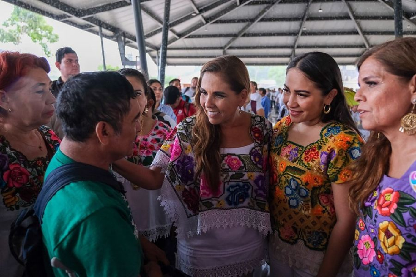 Mara Lezama entrega credenciales a dignatarias y dignatarios mayas de Quintana Roo