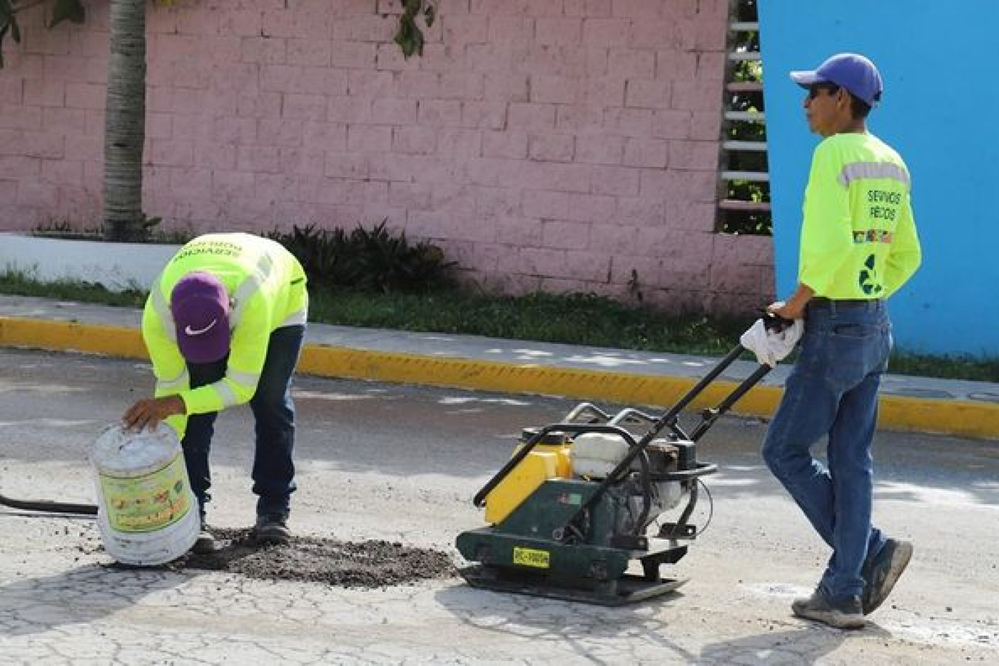 Atenea Gómez Ricalde pone en marcha Jornada Emergente de Bacheo en Isla Mujeres