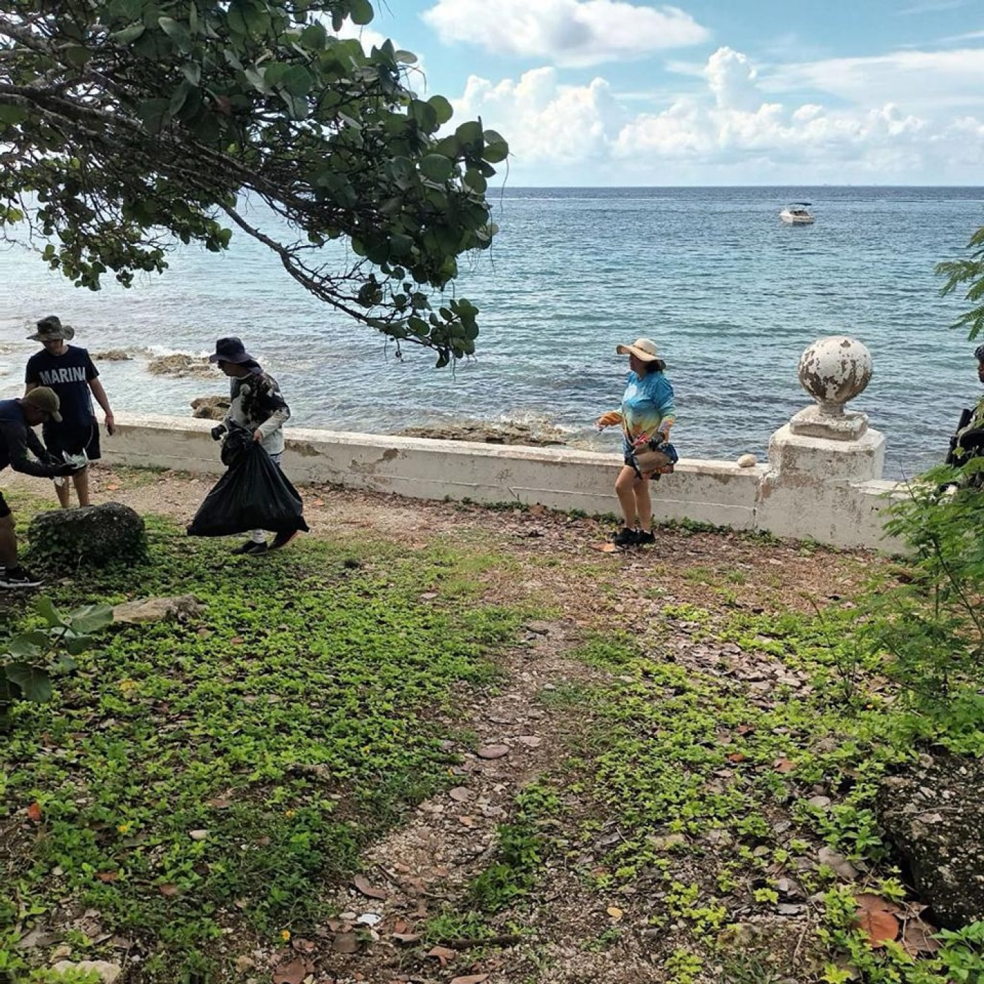 Gobierno de Cozumel realiza limpieza en Playa las Uvas