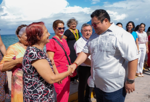 José Luis Chacón reconoce a médicos de Cozumel